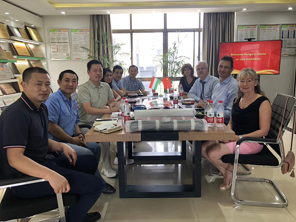 外貿(mào)客戶和技術(shù)團隊交流 外貿(mào)客戶和技術(shù)團隊交流