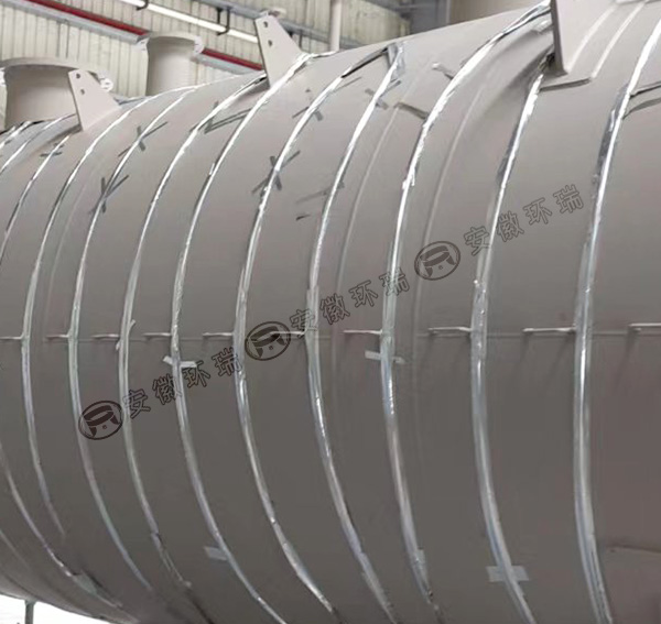 電伴熱系統(tǒng)在石化罐上安裝圖 電伴熱系統(tǒng)在石化罐上安裝圖